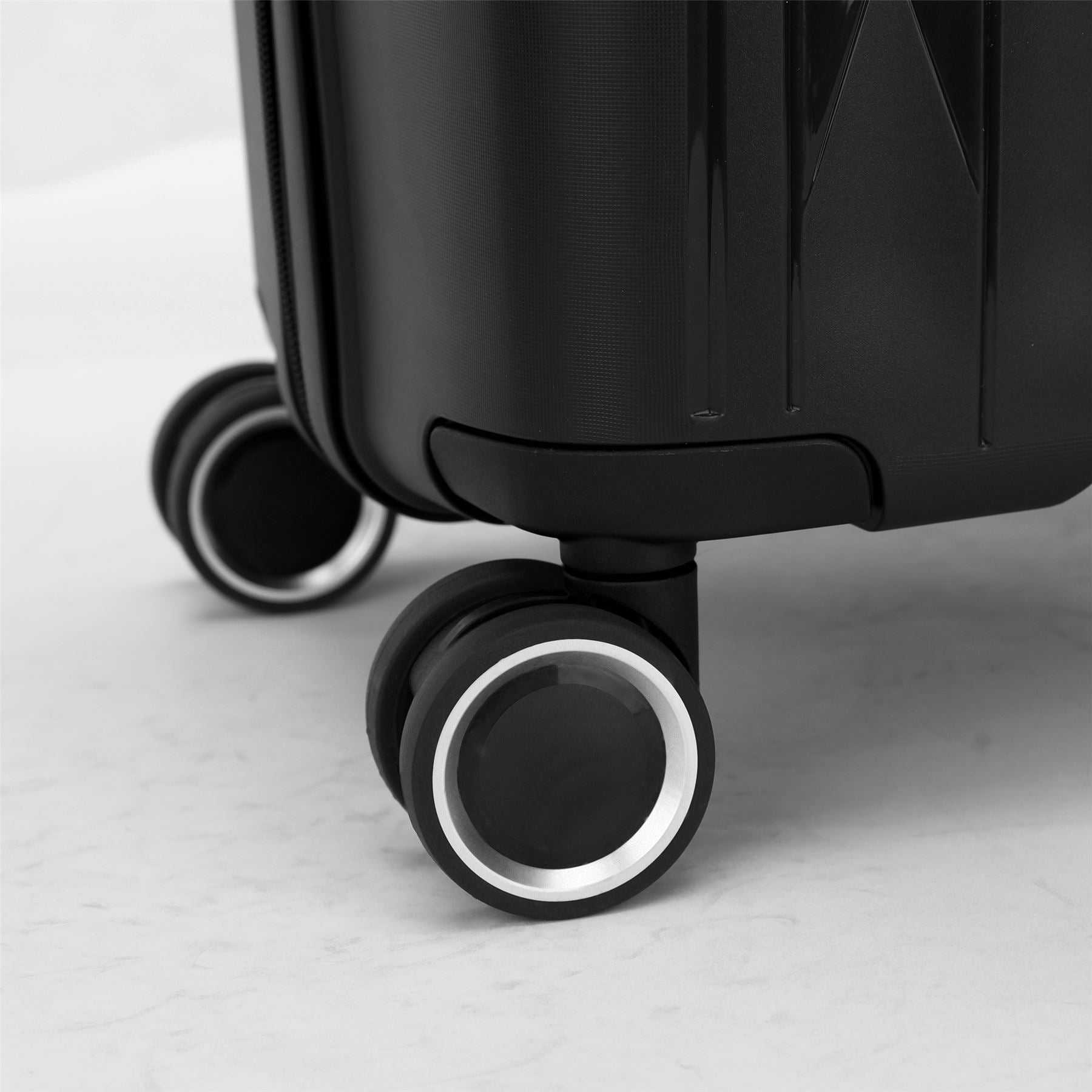 Burnaby Large Hard Shell Suitcase in Black