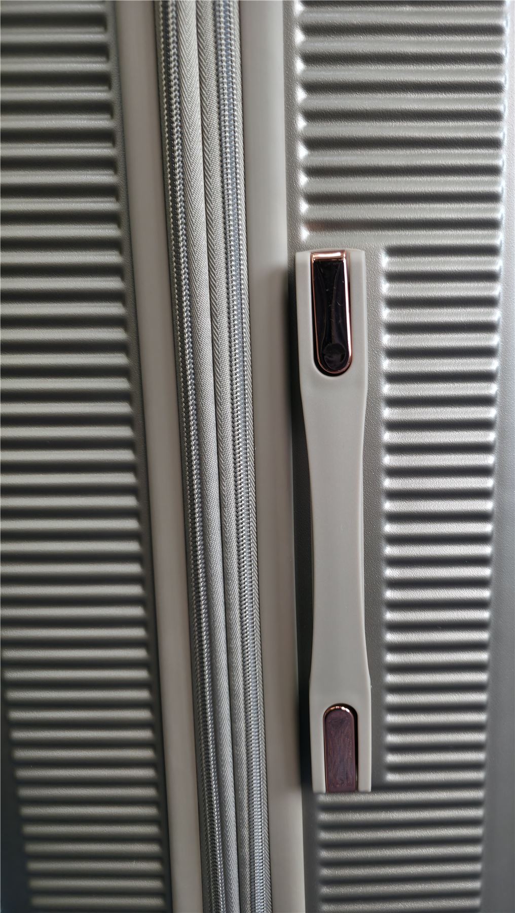 Cowra Medium Hard Shell Suitcase in Champagne ( Beige )