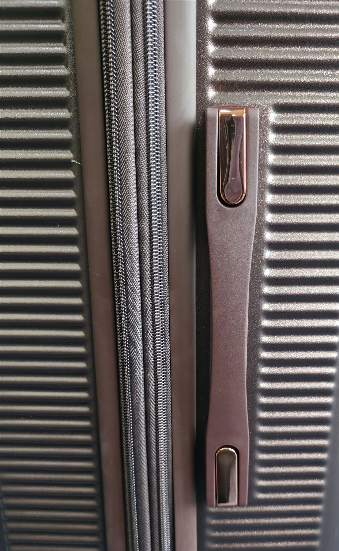Cowra Medium Hard Shell Suitcase in Marron