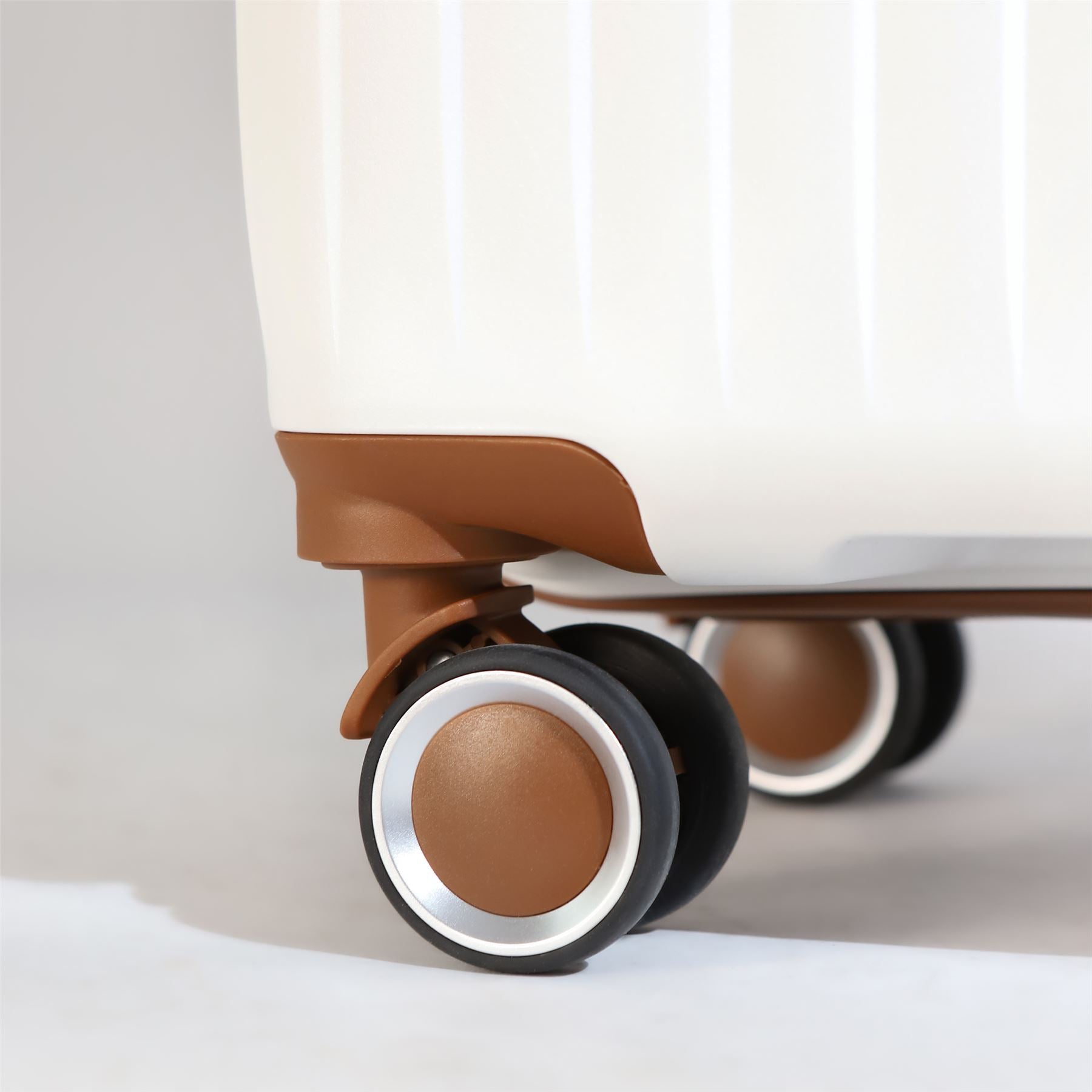 Corowa Large Hard Shell Suitcase in White