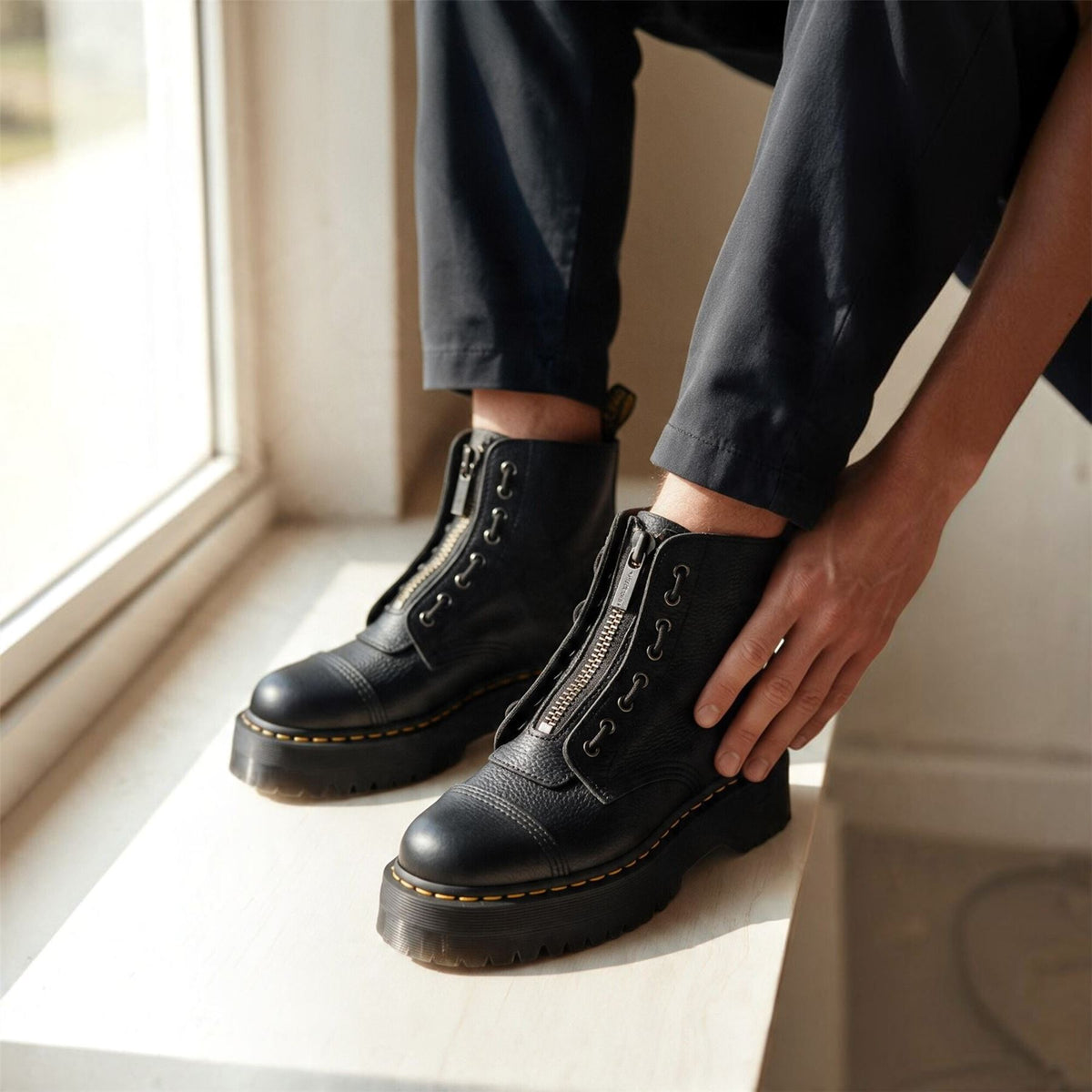 Dr Martens Sinclair Black Leather Zip Front Platform Boots - 22564001