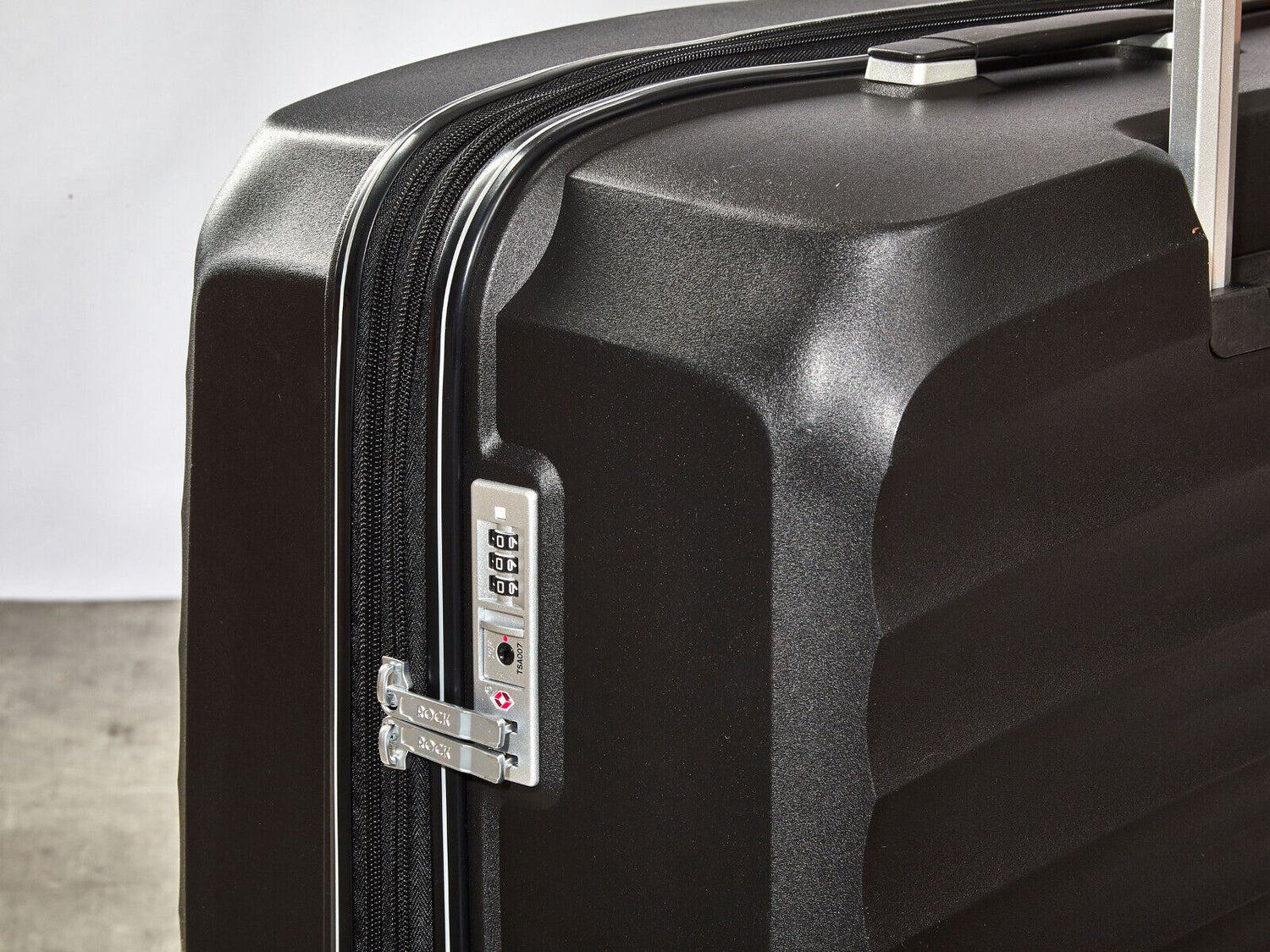 Altoona Large Hard Shell Suitcase in Black