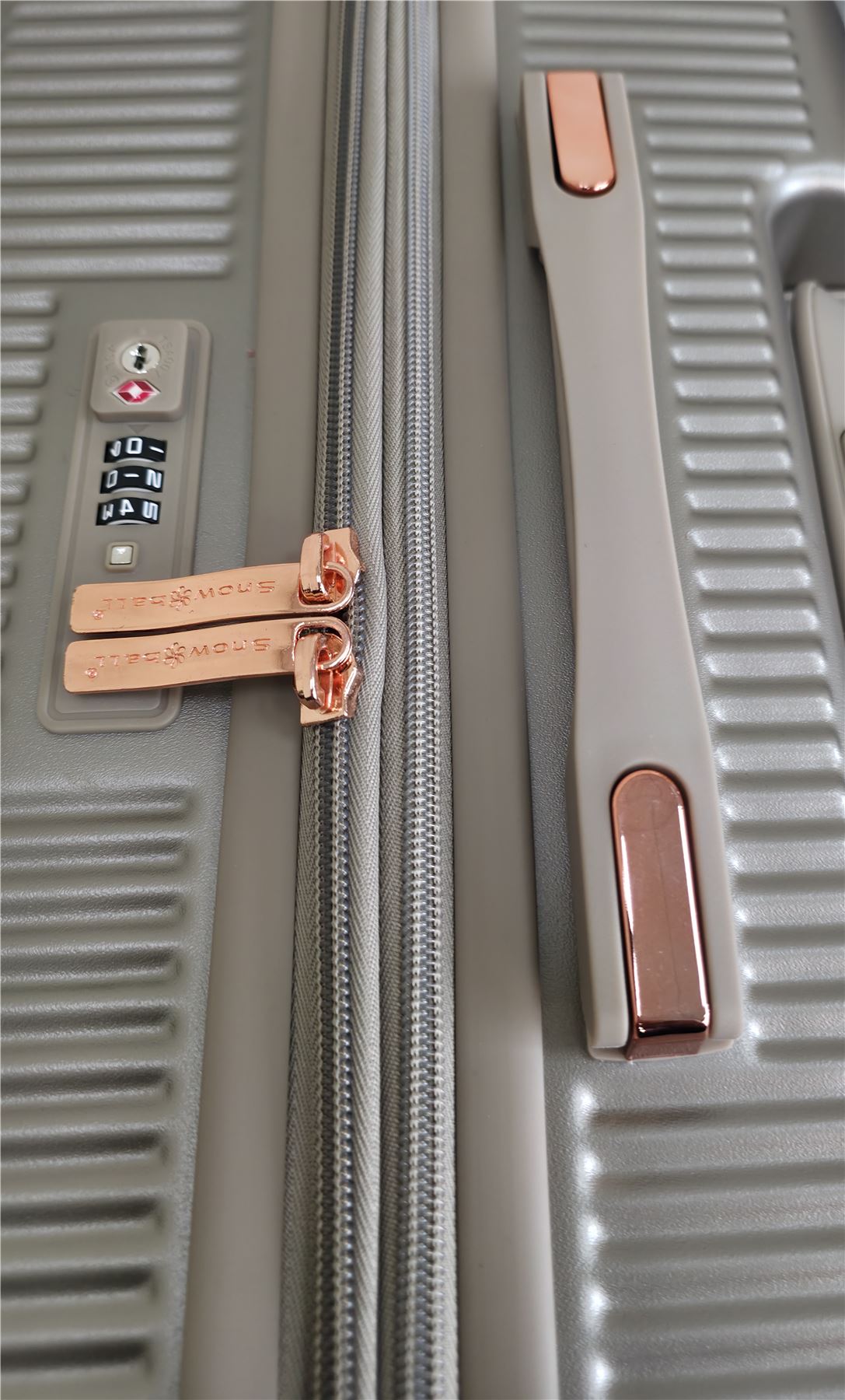 Cowra Medium Hard Shell Suitcase in Champagne ( Beige )