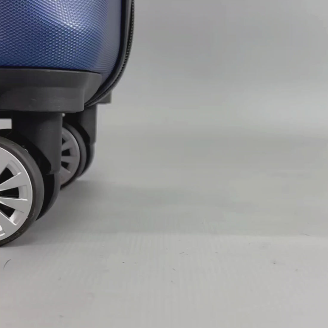 Albertville Extra Large Hard Shell Suitcase in Blue