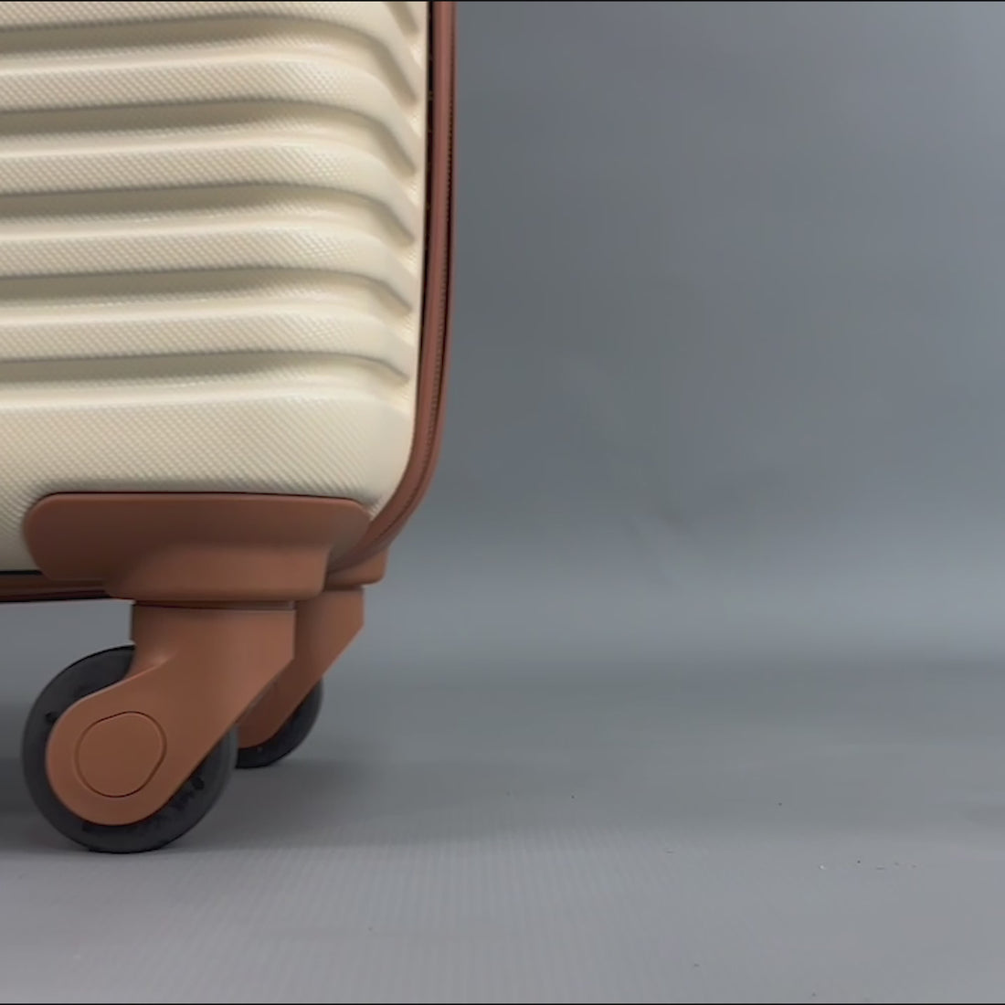 Bridgeport Large Hard Shell Suitcase in Cream