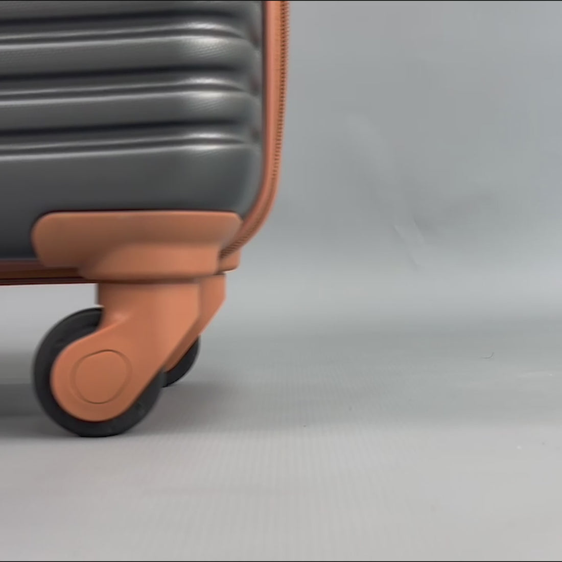 Bridgeport Large Hard Shell Suitcase in Grey