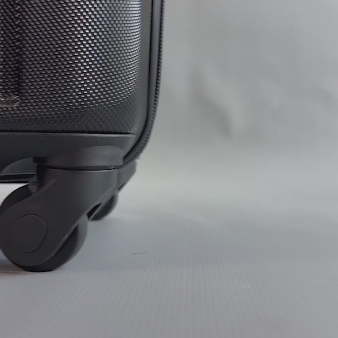 Castleberry Large Hard Shell Suitcase in Black