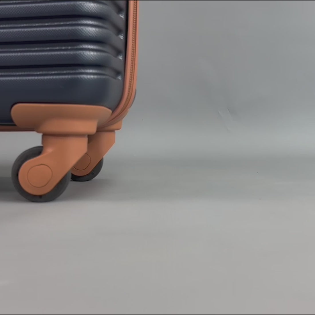 Bridgeport Large Hard Shell Suitcase in Navy