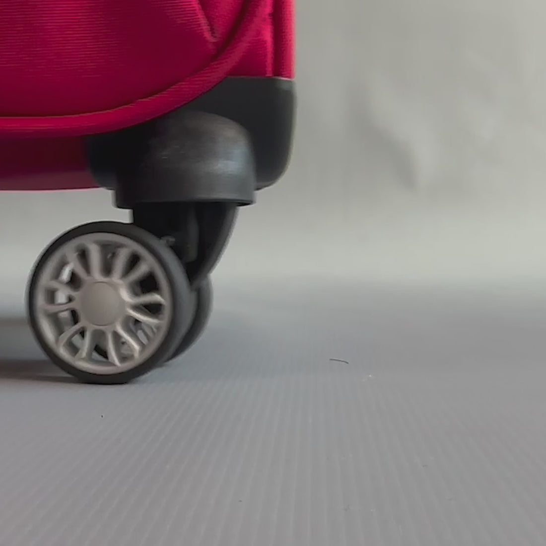 Carrollton Large Soft Shell Suitcase in Red