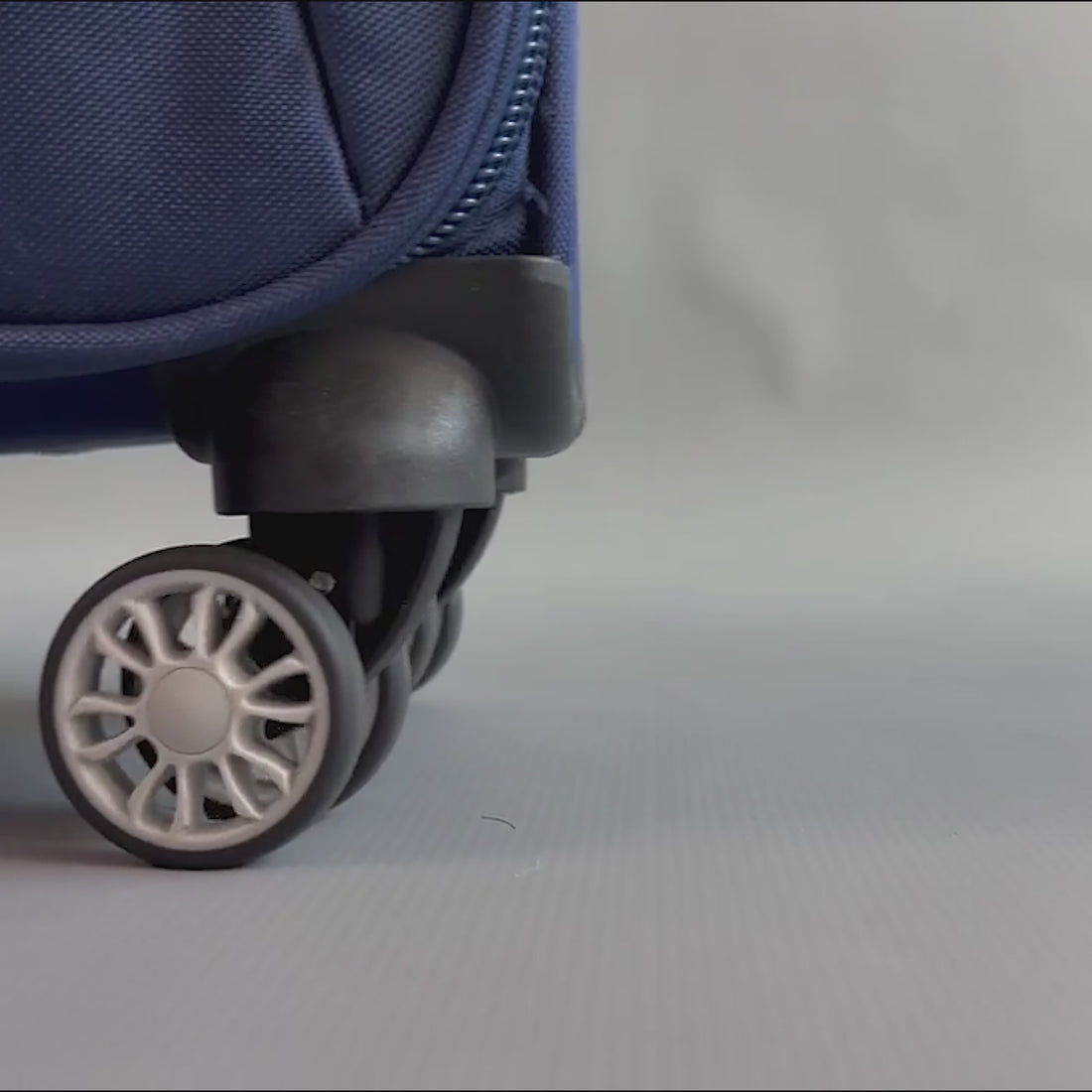 Carrollton Large Soft Shell Suitcase in Blue