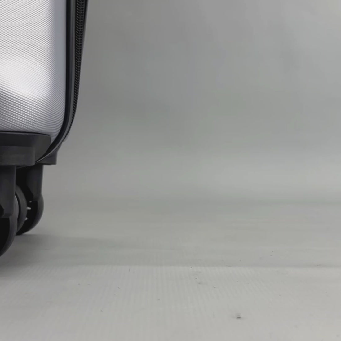 Albertville Extra Large Hard Shell Suitcase in Silver