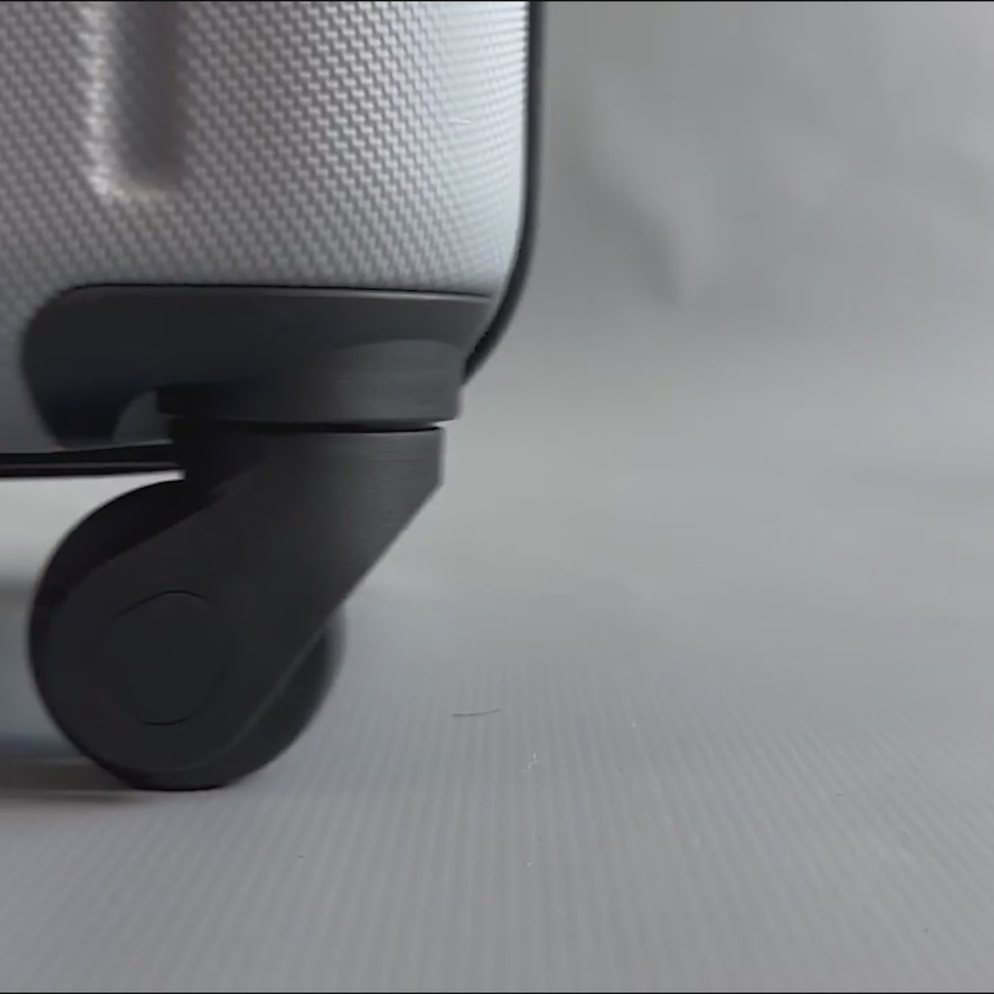 Castleberry Large Hard Shell Suitcase in Silver